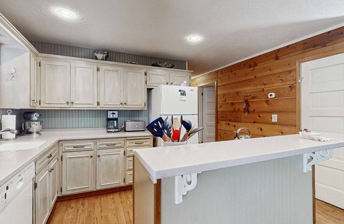 Rhododendron House | Creekside cabin with water view, deck, jetted tub & game room - near Mt Hood
