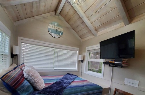 Creswell House | Creekside Escape-Close to UO*Hottub*Wineries*