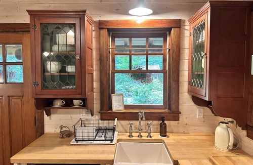 South Colby Cabin | Creekside Fairytale Cabin Near Ferries to Seattle