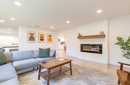 Gold Bar House | Creekside, modern, hot tub, AC Gold Bar Basecamp