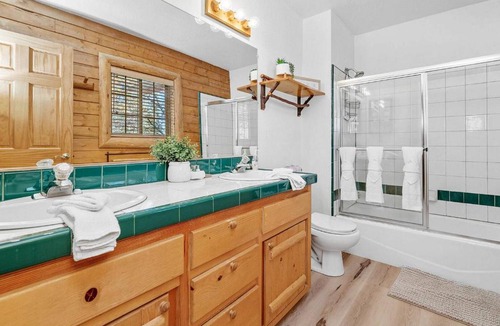 Upper Moonridge House | Crescent Moon Cabin