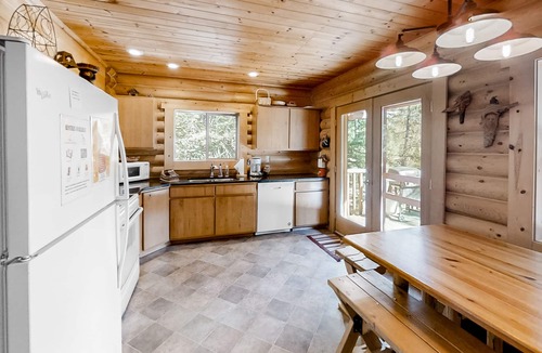 Wallowa County House | Custom-built log home w/gas grill, free WiFi, deck, and private location