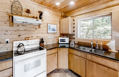 Wallowa County House | Custom-built log home w/gas grill, free WiFi, deck, and private location