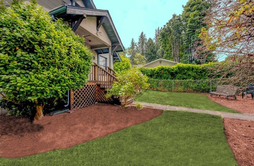 West End Apartment | Cute as Hell! 2-bedroom building in adorable North Tacoma with cool AC comfort!