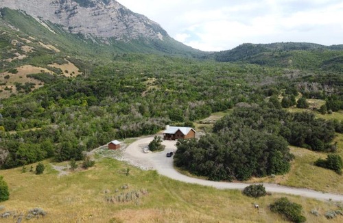 River Bottoms House | Cute Cabin with Mountain Views and King Bed