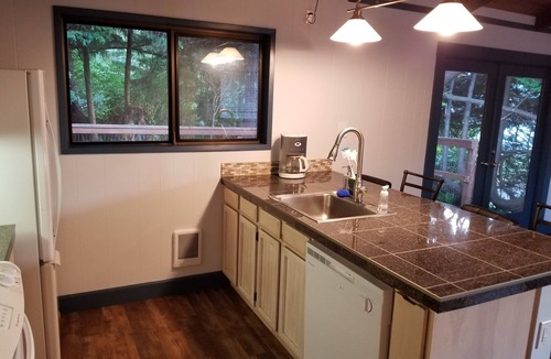 Rockaway Beach House | Cute, dog friendly home minutes walk to Rockaway beach and shops