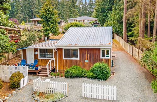 Freeland House | Cute, light-filled getaway with a furnished patio - walk to the water
