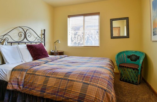 Moab House | CW343 - Just blocks to Main St. shopping & restaurants with private hot tub