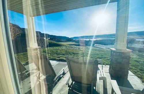 Quincy House | D14 Home by pool & Gorge shuttle. 2 decks w/Columbia/tennis courts/pool view
