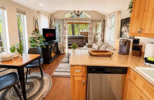 Leavenworth Cabin | Das Tree Haus 1 Bedroom Home by NW Comfy Cabins by RedAwning