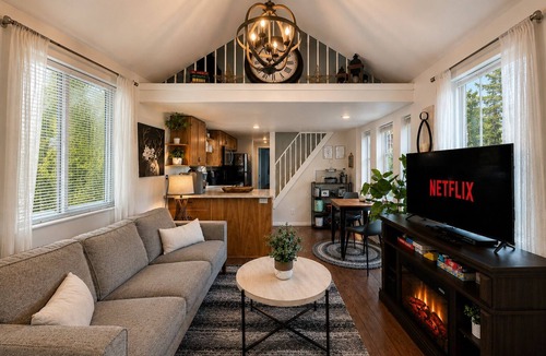 Leavenworth Cabin | Das Tree Haus 1 Bedroom Home by NW Comfy Cabins by RedAwning