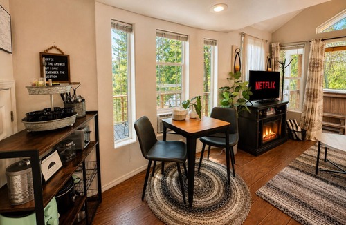 Leavenworth Cabin | Das Tree Haus 1 Bedroom Home by NW Comfy Cabins by RedAwning