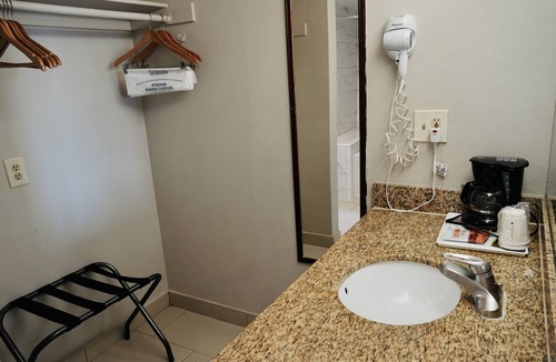 Southwest Anaheim Hotel | Days Inn by Wyndham Anaheim Near the Park