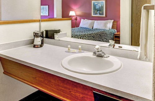 Gresham Hotel | Days Inn & Suites by Wyndham Gresham