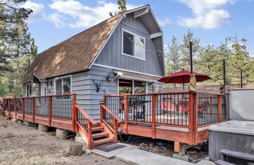 Big Bear City Ski Chalet | Daze Off by Big Bear Vacations | Hot Tub | Cozy Modern Bear City Chalet