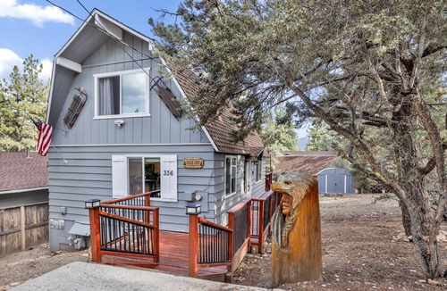 Big Bear City Ski Chalet | Daze Off by Big Bear Vacations | Hot Tub | Cozy Modern Bear City Chalet