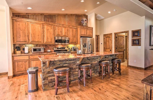 Mountain Pine Estates Cabin | Deck + Fire Pit: Family-Friendly Lakeside Retreat