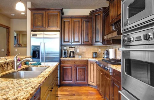 Park City House | Deer Valley Lakeside Ski House *Sleeps 16 Free Ski Shuttle- Minutes to Deer Valley East Village and Jordanelle Reservoir