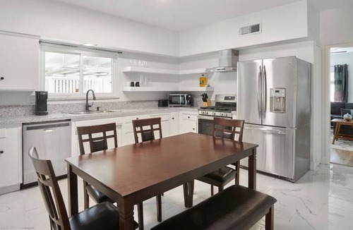 Tower District House | Del Mar 2BD 2BTH - Charming Home 2BD 2BTH I 600Mbps Walk to Tower District