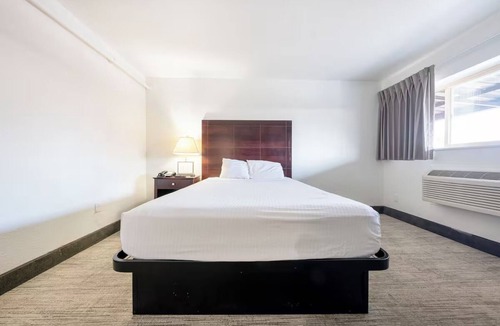 Hollywood District Hotel | Delight in Portland's Heart from Spacious, Affordable Room
