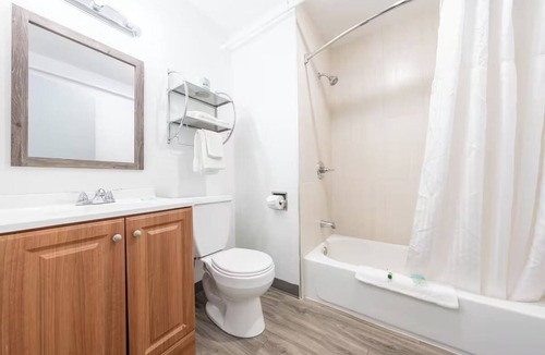 Hollywood District Hotel | Delight in Portland's Heart from Spacious, Affordable Room