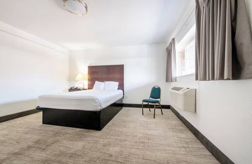 Hollywood District Hotel | Delight in Portland's Heart from Spacious, Affordable Room