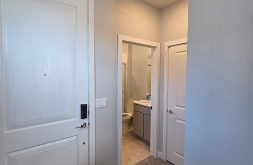 Pittmann House | Delightful own entrance 1b1b with AC in Henderson