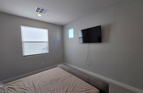 Pittmann House | Delightful own entrance 1b1b with AC in Henderson