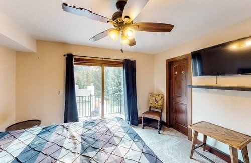 Eagle-Vail House | Delightful ski condo with private hot tub, easy slope access & modern interior