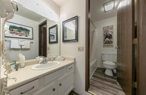 Truckee House | Delightful Studio w/Kitchenette #111 at Donner Lake Village