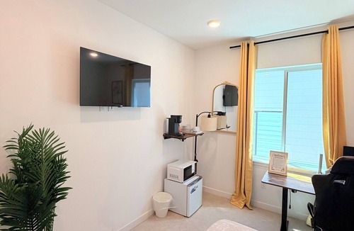 Bonney Lake Bed & Breakfast | Deluxe 1-bedroom bed + car in Bonney Lake