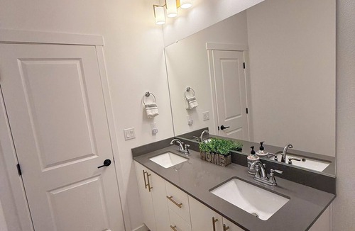 Bonney Lake Bed & Breakfast | Deluxe 1-bedroom bed + car in Bonney Lake