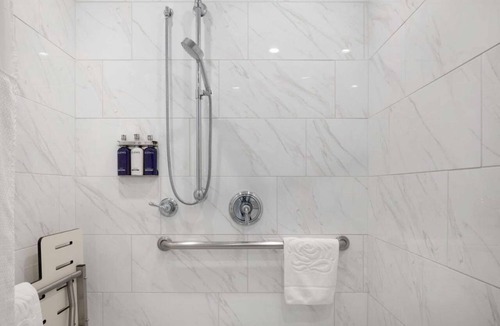 Millbrae Hotel | Deluxe King Free Breakfast + Free Parking in Bay Area