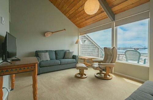 Historic Bayfront Hotel | Deluxe King Room with Balcony & Marina Access