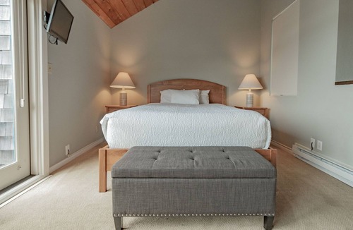 Historic Bayfront Hotel | Deluxe King Room with Balcony & Marina Access