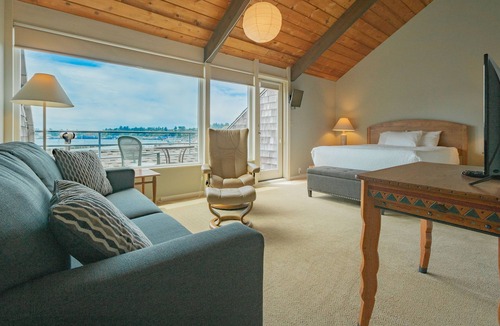 Historic Bayfront Hotel | Deluxe King Room with Balcony & Marina Access