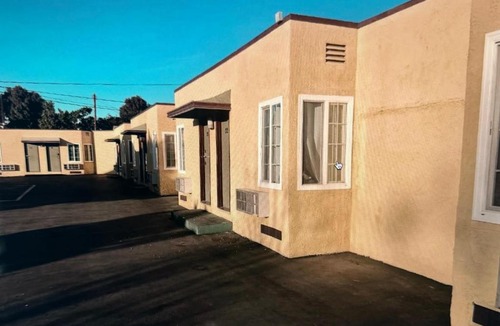 Pomona Hotel | Deluxe Motel