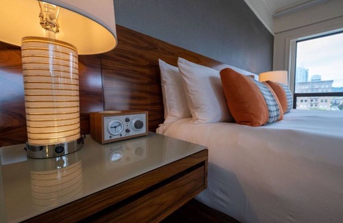 Downtown Portland Hotel | Deluxe Room | Portland Hub + Pulitzer Display