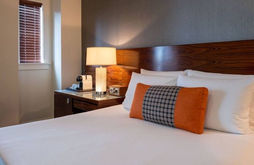 Downtown Portland Hotel | Deluxe Room | Portland Hub + Pulitzer Display