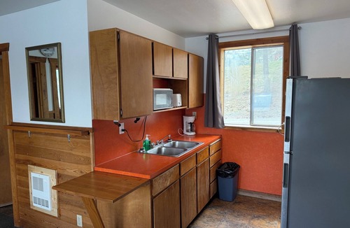 Republic Cabin | Deluxe Waterfront Cabin on Curlew Lake at Tiffanys Resort Sleeps 6, 3 Queen Beds