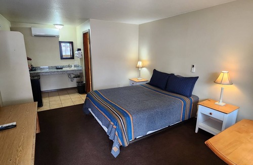 Maupin Apartment | Deschutes Motel - Macks Canyon - Queen Suite w/1 Queen Bed