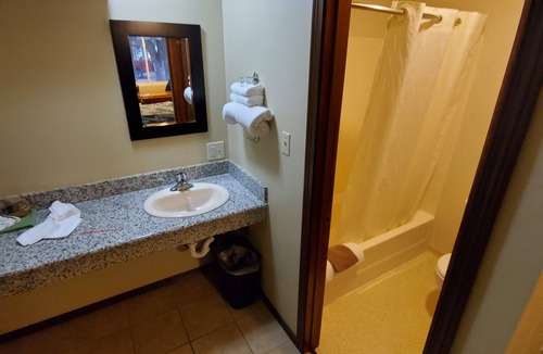 Maupin Apartment | Deschutes Motel - Rattlesnake - King Suite w/1 King Bed