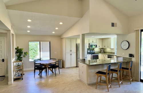 Palm Desert House | Desert Escape! Enjoy an updated home in the heart of Palm Desert @ Monterey CC.