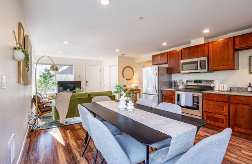 East Queen Anne Apartment | Designated Parking · AC · Walks to Space Needle/DT