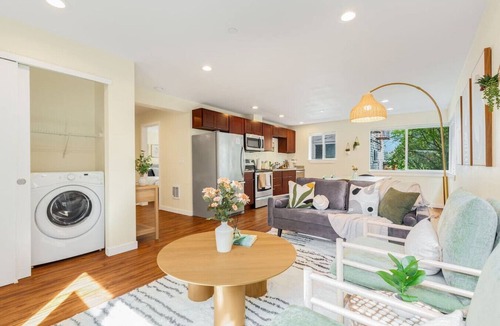 East Queen Anne Apartment | Designated Parking · AC · Walks to Space Needle/DT