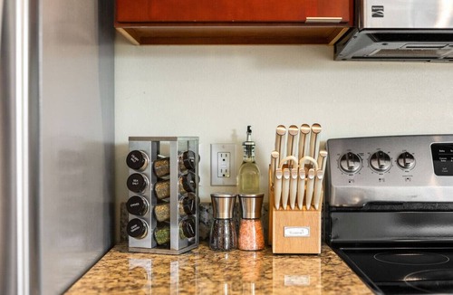 East Queen Anne Apartment | Designated Parking · AC · Walks to Space Needle/DT