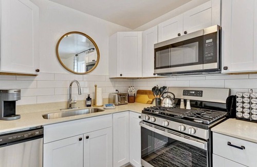 East Central Apartment | Designer 2 bd apt/1 King Bed/blocks from U of U