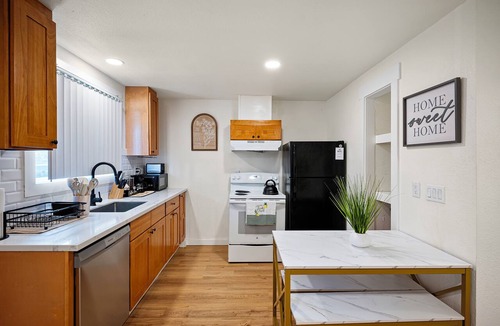 Tillicum Condo | Desirable Haven-Close to JBLM & Hospital, Sleeps 6 & Pet Friendly
