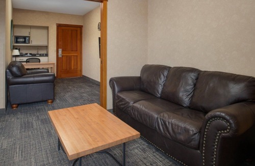 Vancouver Hotel | Discover Comfort at This Lodge w/Gorgeous Lobby & Friendly Staff, Heated Pool