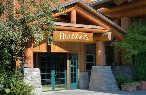 Vancouver Hotel | Discover Comfort at This Lodge w/Gorgeous Lobby & Friendly Staff, Heated Pool